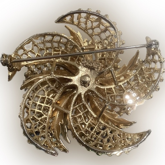 Lisner Gold-tone Starburst Flower Brooch - Picture 8 of 8